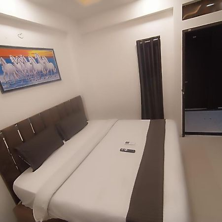 Hotel Kiwi Inn Vijaynagar Scheme 78 Индаур Экстерьер фото