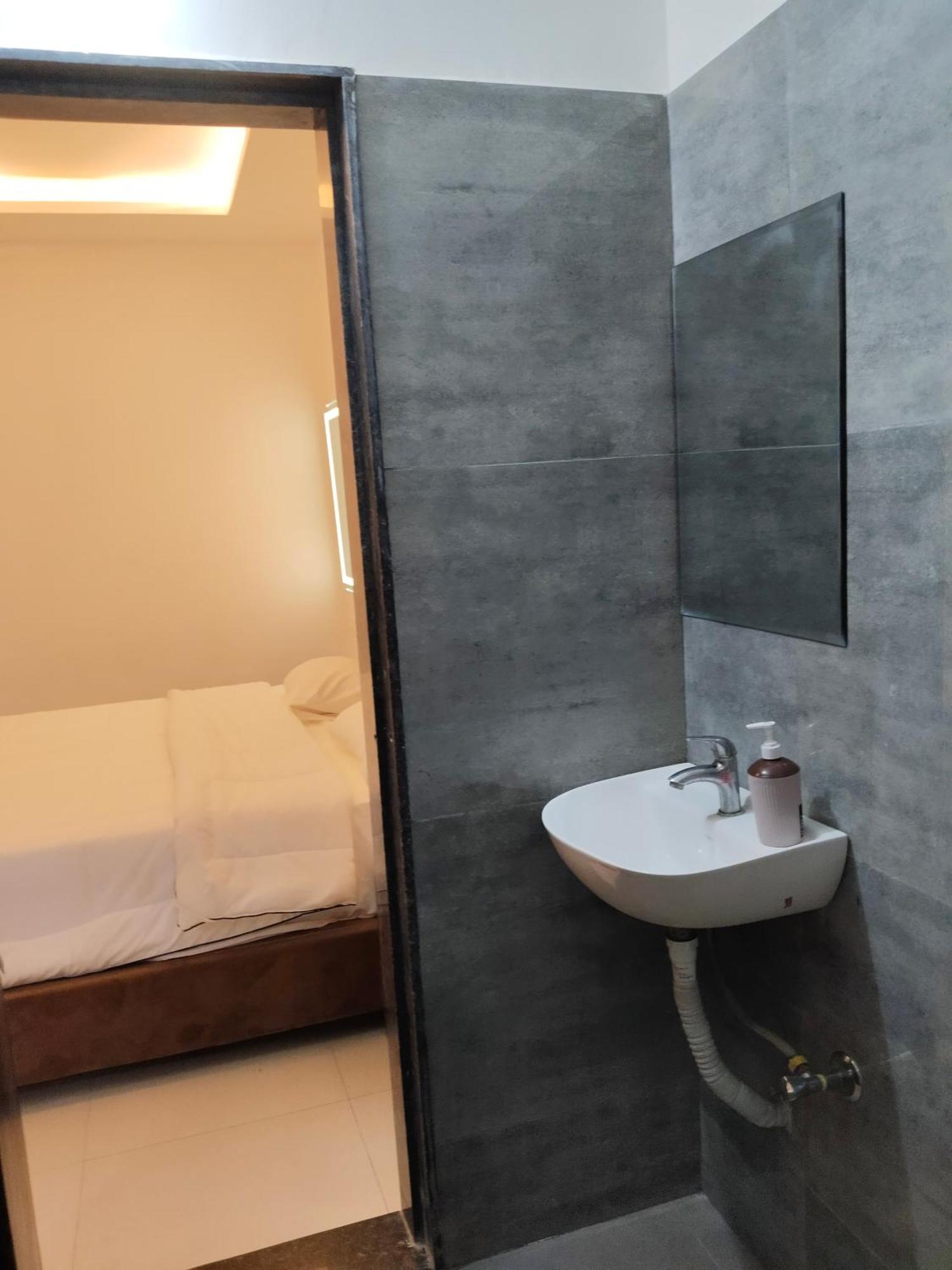 Hotel Kiwi Inn Vijaynagar Scheme 78 Индаур Экстерьер фото