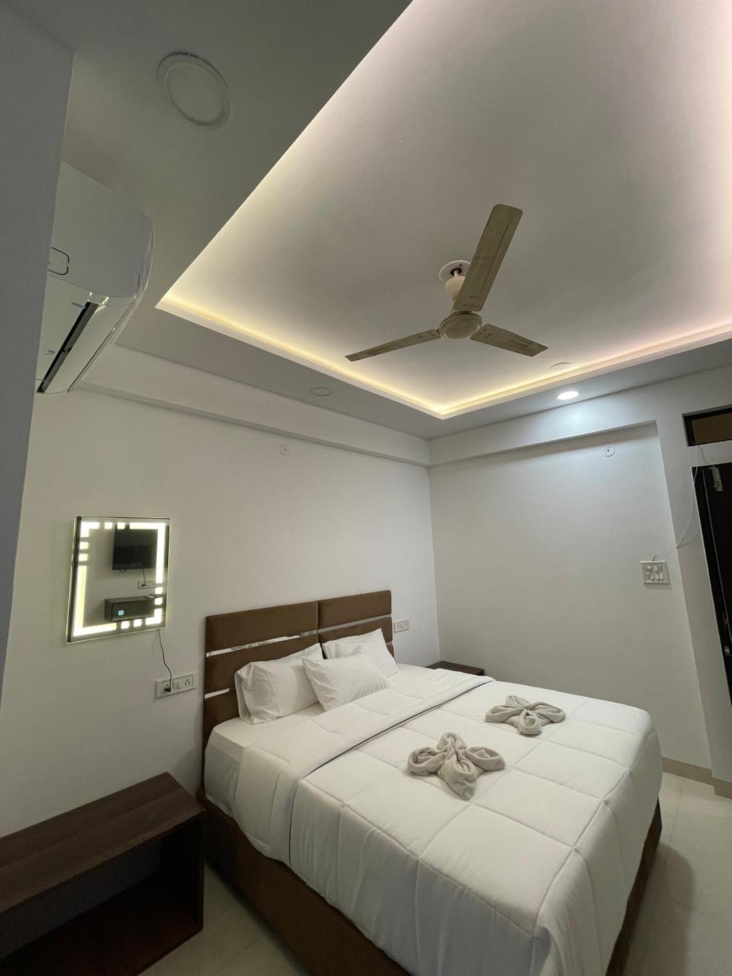 Hotel Kiwi Inn Vijaynagar Scheme 78 Индаур Экстерьер фото