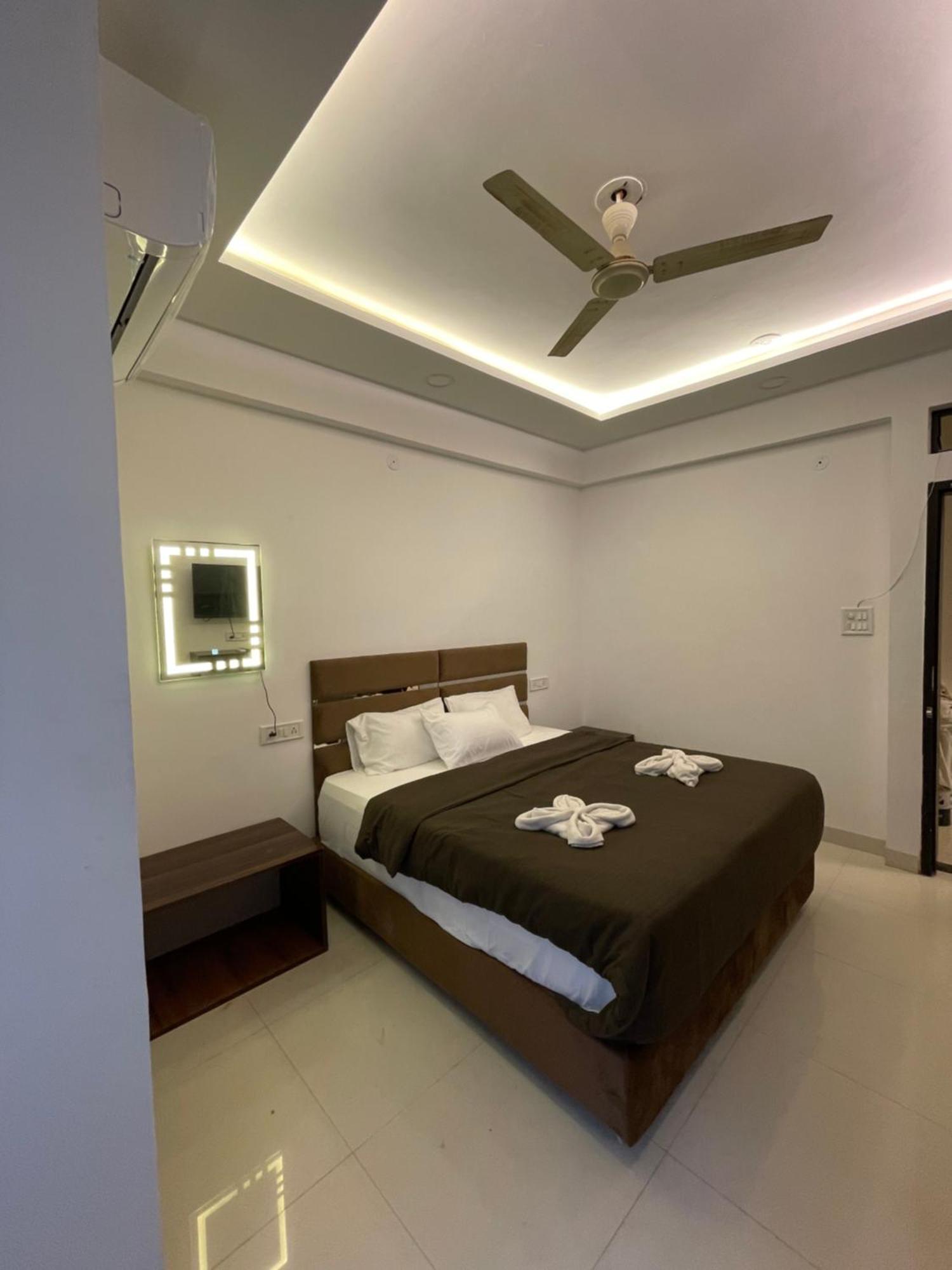 Hotel Kiwi Inn Vijaynagar Scheme 78 Индаур Экстерьер фото