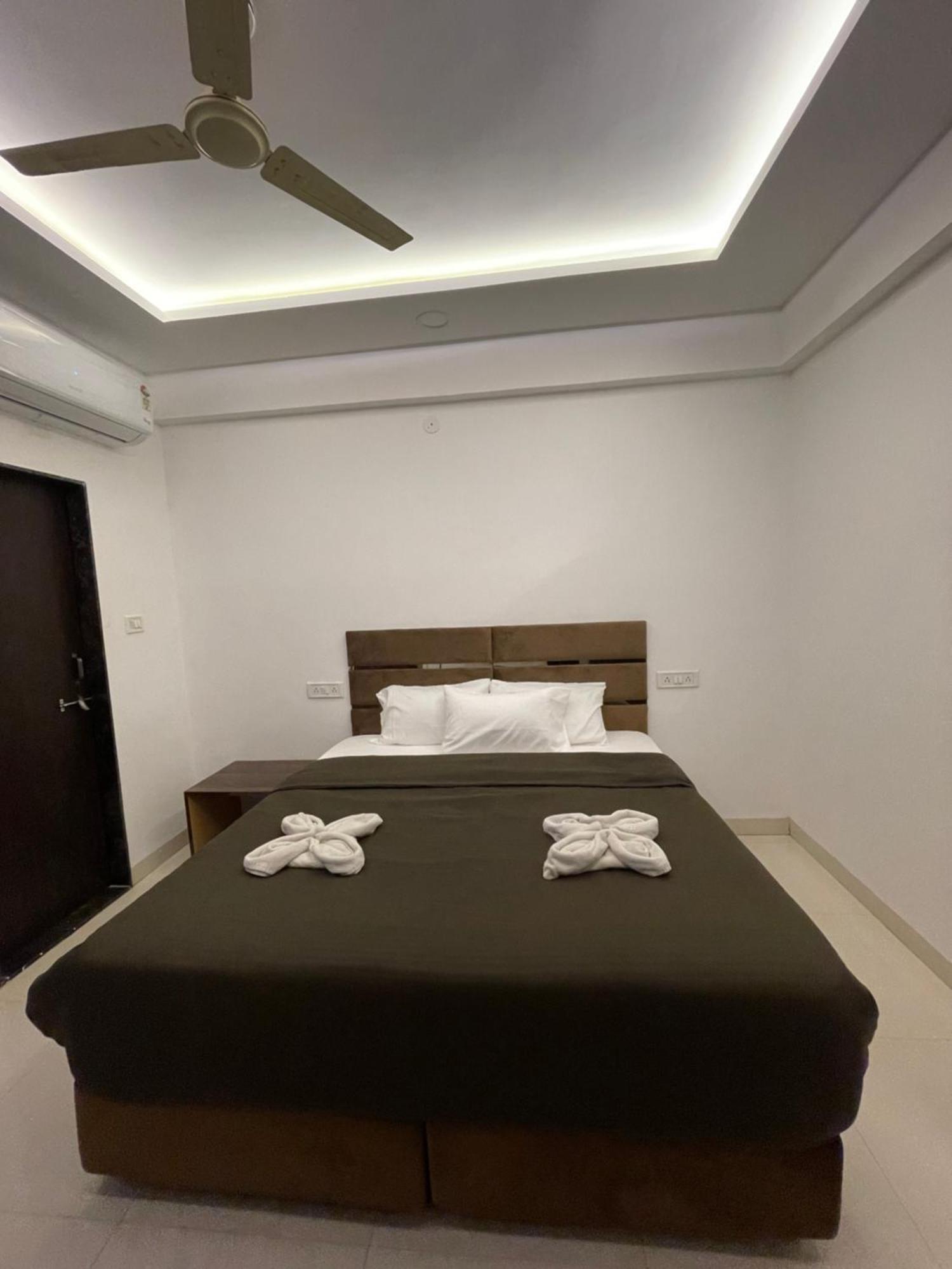 Hotel Kiwi Inn Vijaynagar Scheme 78 Индаур Экстерьер фото