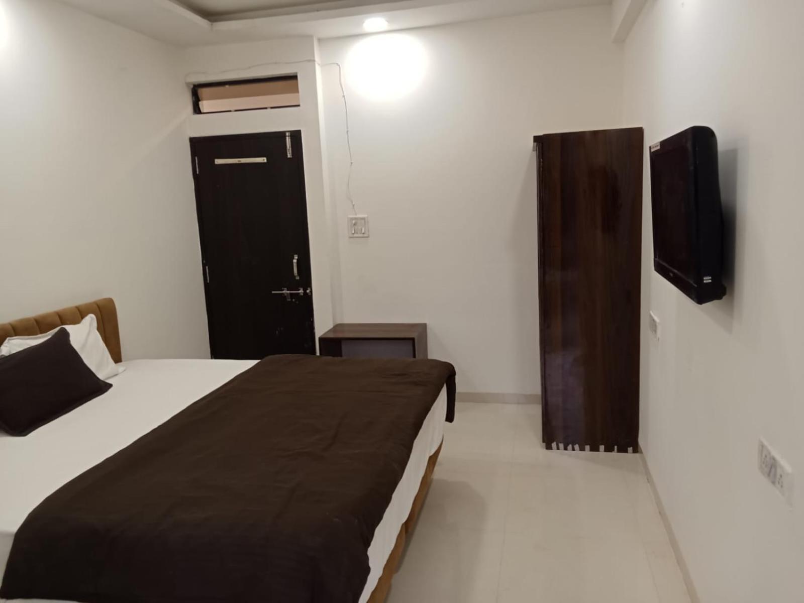 Hotel Kiwi Inn Vijaynagar Scheme 78 Индаур Экстерьер фото