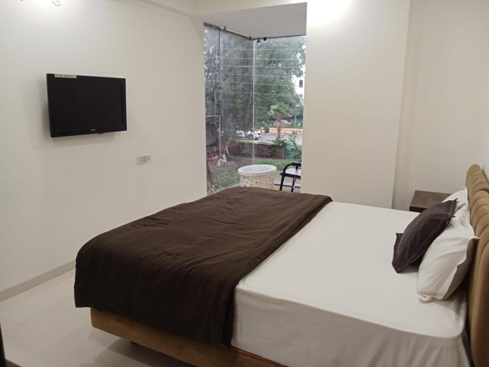 Hotel Kiwi Inn Vijaynagar Scheme 78 Индаур Экстерьер фото