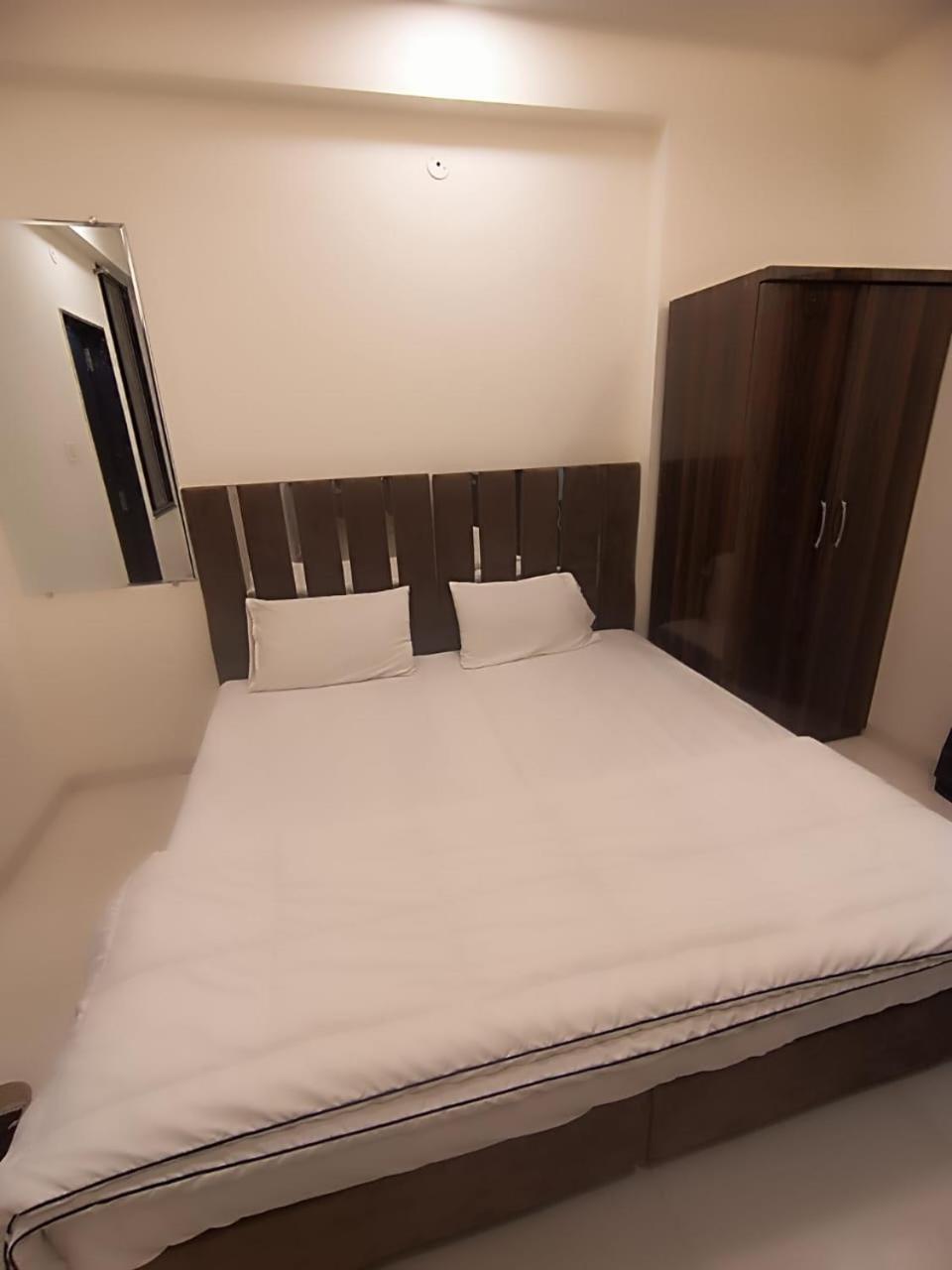 Hotel Kiwi Inn Vijaynagar Scheme 78 Индаур Экстерьер фото