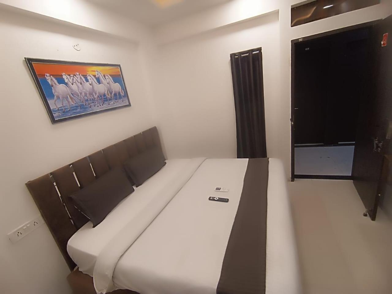 Hotel Kiwi Inn Vijaynagar Scheme 78 Индаур Экстерьер фото