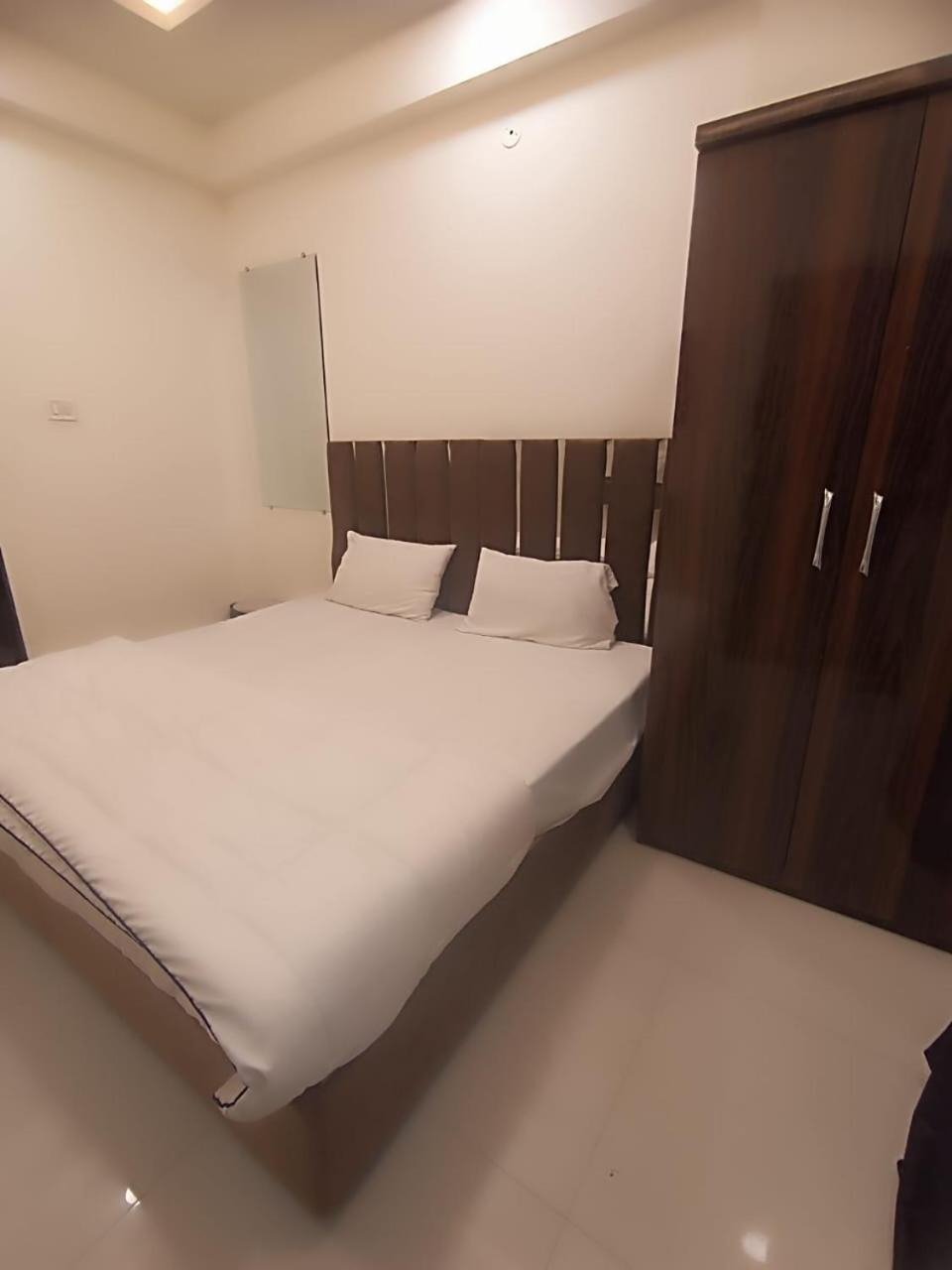 Hotel Kiwi Inn Vijaynagar Scheme 78 Индаур Экстерьер фото