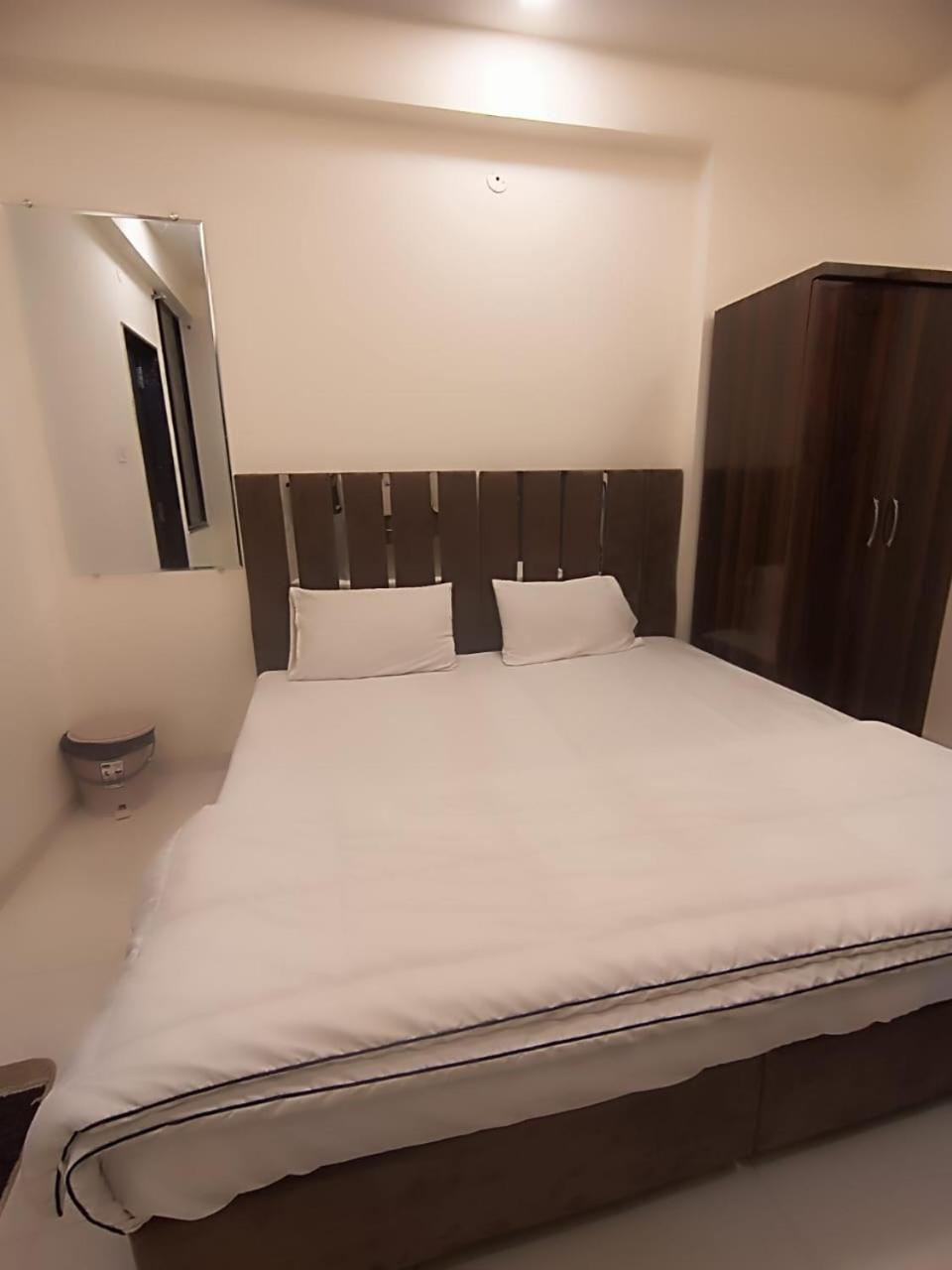 Hotel Kiwi Inn Vijaynagar Scheme 78 Индаур Экстерьер фото