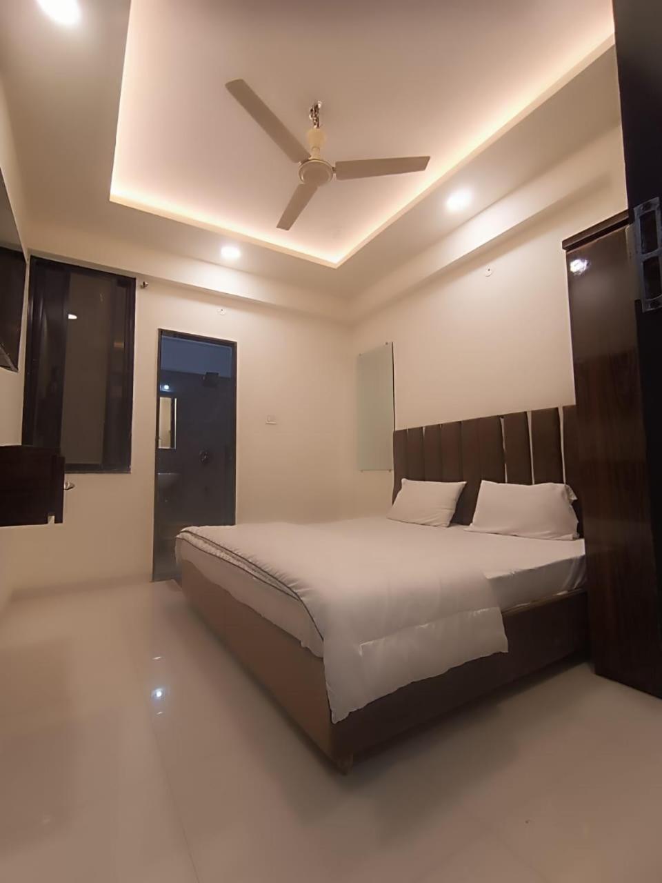 Hotel Kiwi Inn Vijaynagar Scheme 78 Индаур Экстерьер фото
