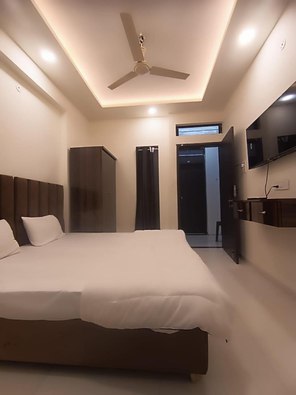 Hotel Kiwi Inn Vijaynagar Scheme 78 Индаур Экстерьер фото