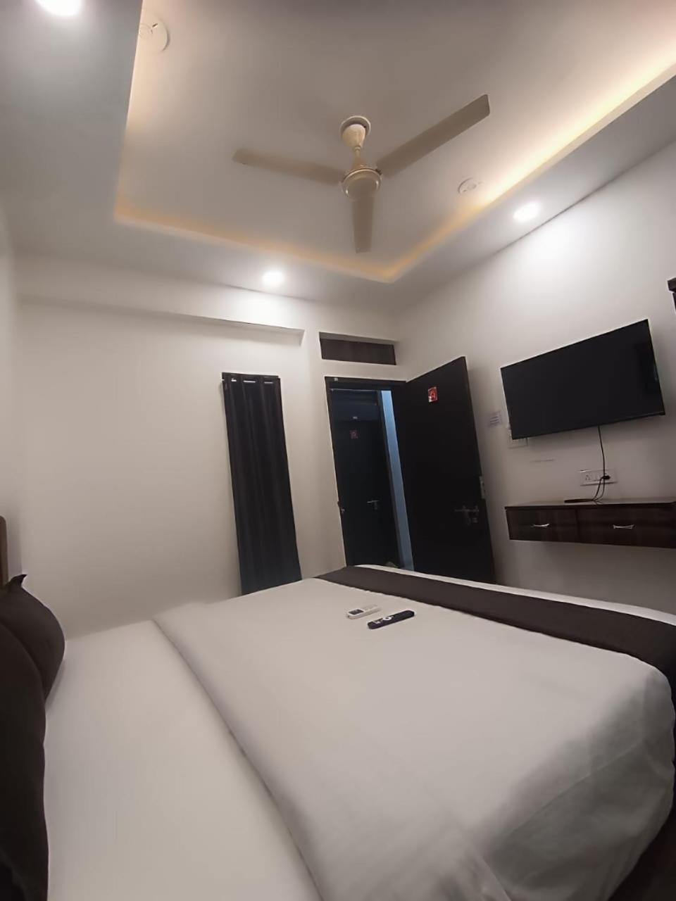 Hotel Kiwi Inn Vijaynagar Scheme 78 Индаур Экстерьер фото