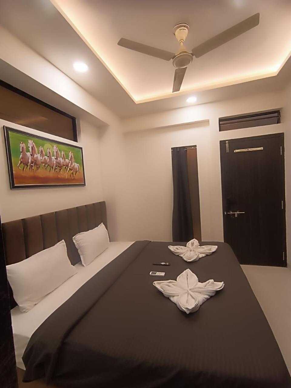 Hotel Kiwi Inn Vijaynagar Scheme 78 Индаур Экстерьер фото